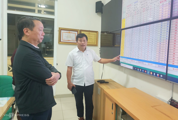 Ông Phan Thiên Định theo dõi lượng nước về các hồ ở thượng nguồn sông Hương. Ảnh: Võ Thạnh