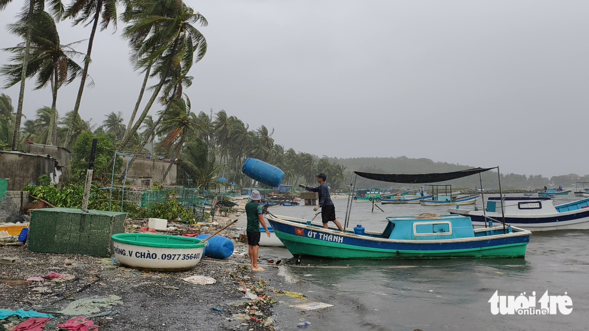 Lãnh đạo Đắk Lắk vận động dân sơ tán, 6.654 hộ dân Gia Lai sơ tán khẩn cấp tránh bão số 13 - Ảnh 5.