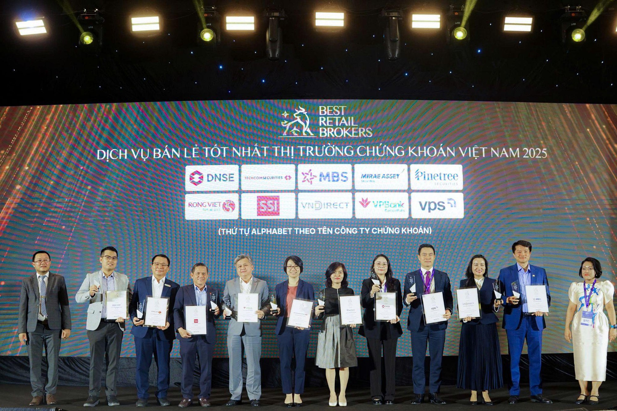 Chứng khoán Pinetree lọt Top 10 công ty có dịch vụ bán lẻ tốt nhất- Ảnh 2. Chứng khoán Pinetree lọt Top 10 công ty có dịch vụ bán lẻ tốt nhất- Ảnh 2.