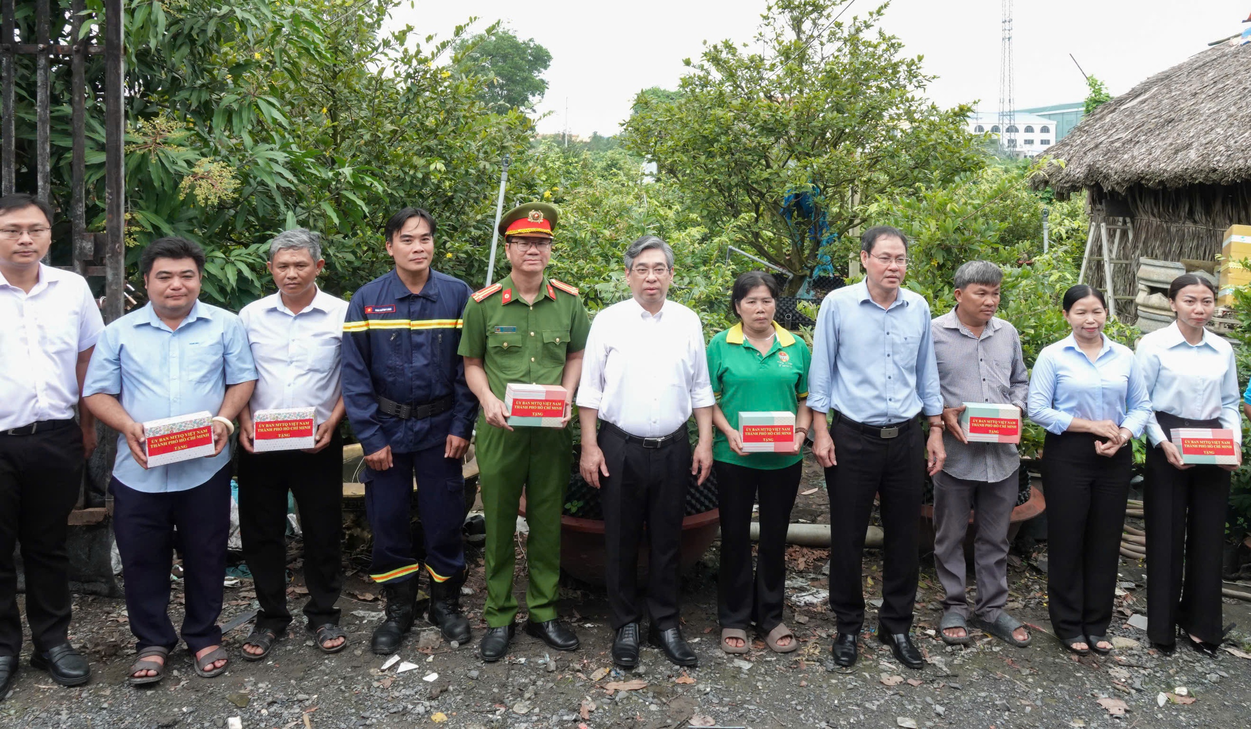 Lãnh đạo TP HCM thăm làng mai Bình Lợi ngập do triều cường - Ảnh 4.
