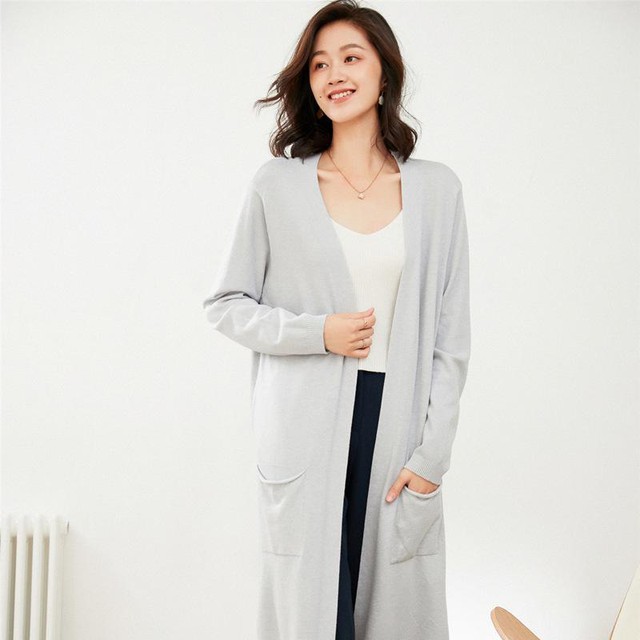 Từ công sở thanh lịch đến dạo phố phóng khoáng với áo cardigan dáng dài- Ảnh 2.