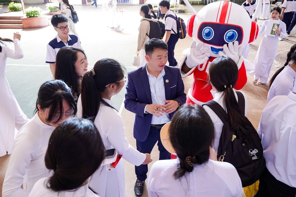 UEF xét học bổng sớm bằng kết quả học tập lớp 11 - 3