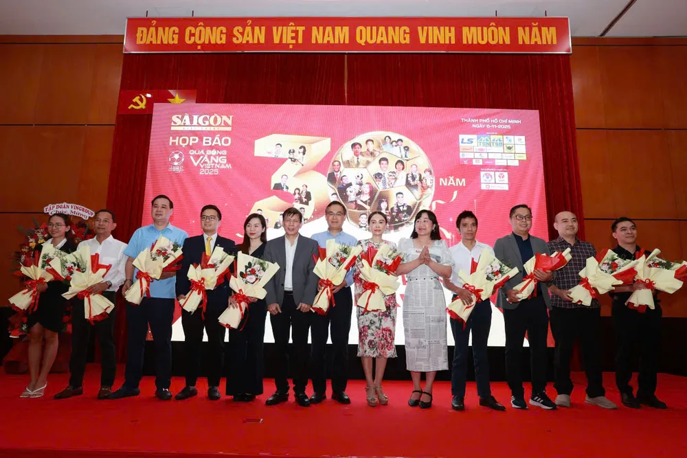 tuoi-30-ruc-ro-cua-qua-bong-vang-viet-nam (3).jpg