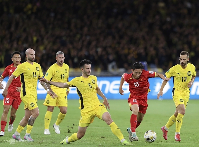 Joao Figueireido (số 14), Rodrigo Holgado (19), Jon Irazabal (5) và Hector Hevel (13), thuộc nhóm bảy cầu thủ Malaysia bị FIFA phạt, thi đấu trong trận thắng Việt Nam 4-0 ở lượt hai bảng F vòng loại cuối Asian Cup 2027, trên sân Bukit Jalil, Malaysia ngày 10/6/2025. Ảnh: Hai Tư