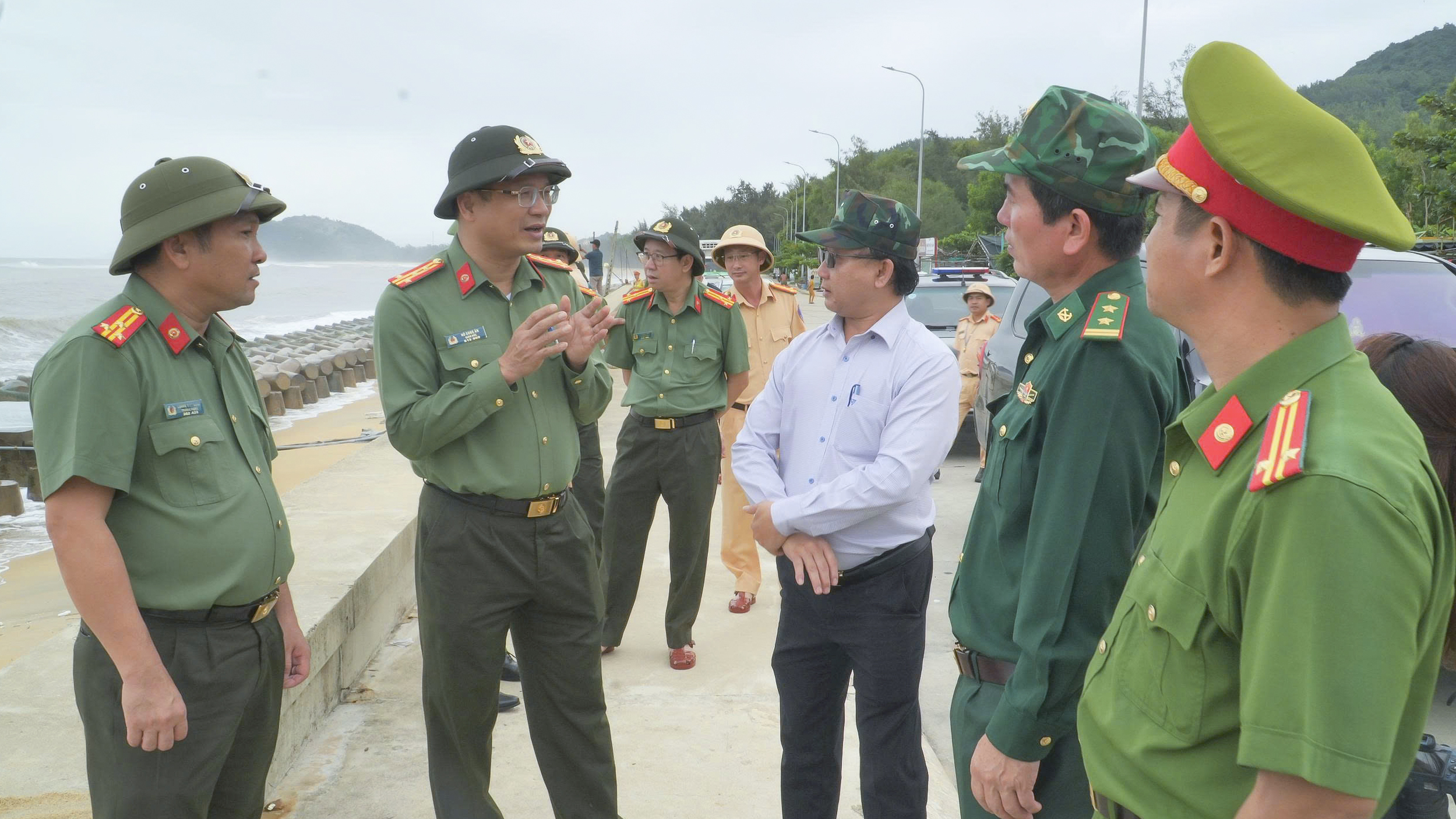  Các địa phương ở Quảng Ngãi đang chạy đua với bão Kalmaegi di dời dân - Ảnh 8.