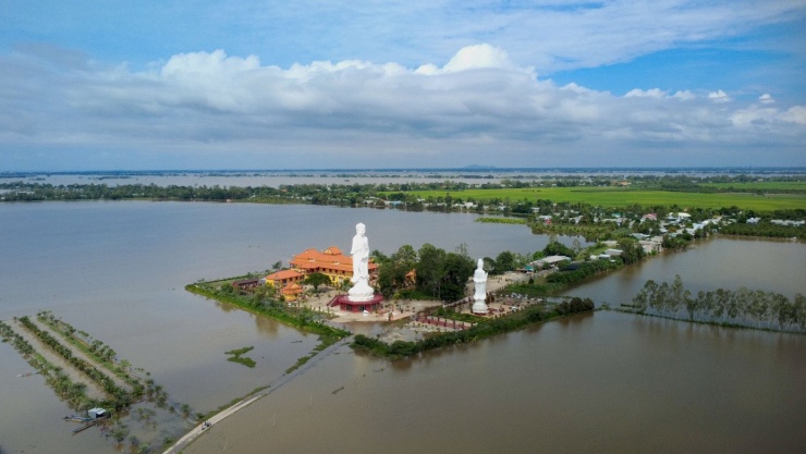 Ngôi chùa Núi Nổi (Phù Sơn Tự) sừng sững giữa biển nước mùa lũ, tạo nên khung cảnh độc đáo hiếm có trên cả nước.