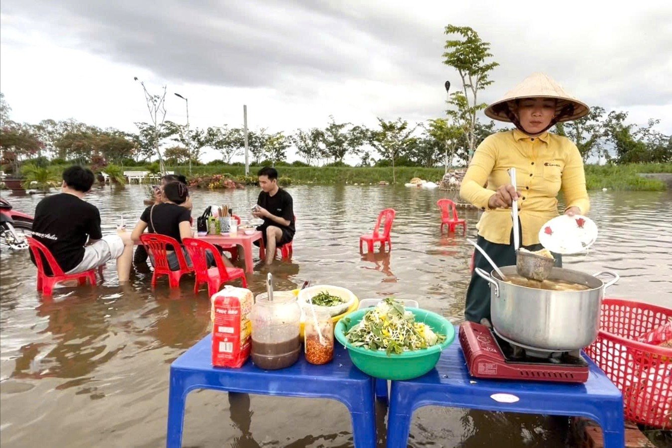 Du khách kéo về chùa Núi Nổi trải nghiệm hiện tượng 'có một không hai' - 5