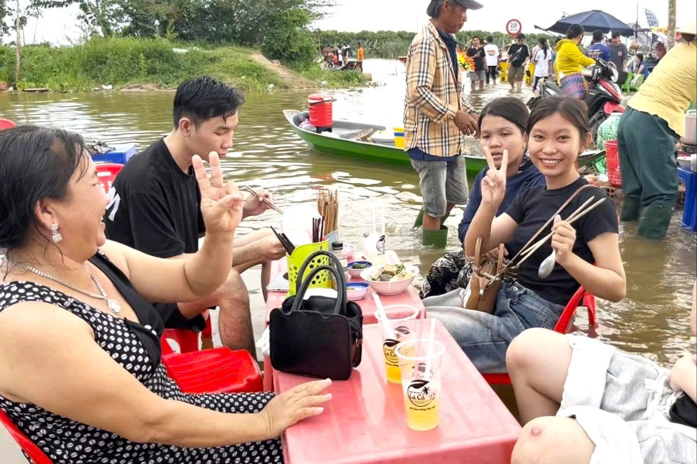 Du khách kéo về chùa Núi Nổi trải nghiệm hiện tượng 'có một không hai' - 4