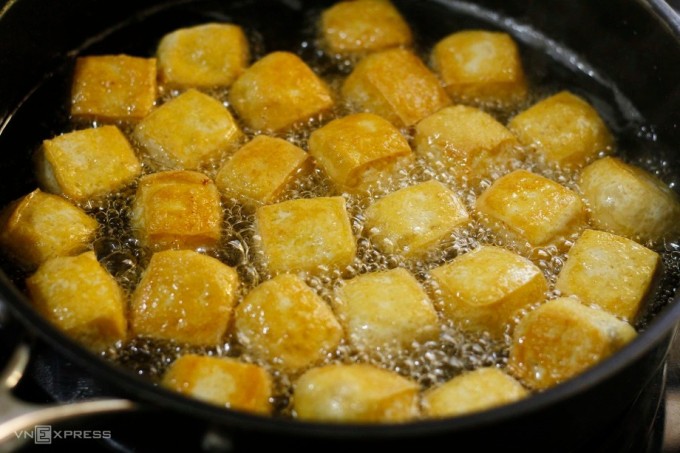 4 thói quen ăn tối khiến bụng phình to mỗi sáng 3 Ăn các món nhiều dầu mỡ có thể gây đầy hơi, khó tiêu, khiến bụng phình to vào sáng hôm sau.