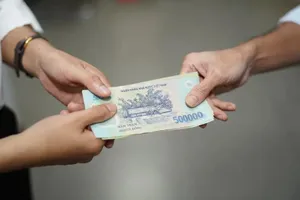 Ép vợ, chồng, con cái đóng góp tài chính quá khả năng sẽ bị phạt tới 30 triệu 