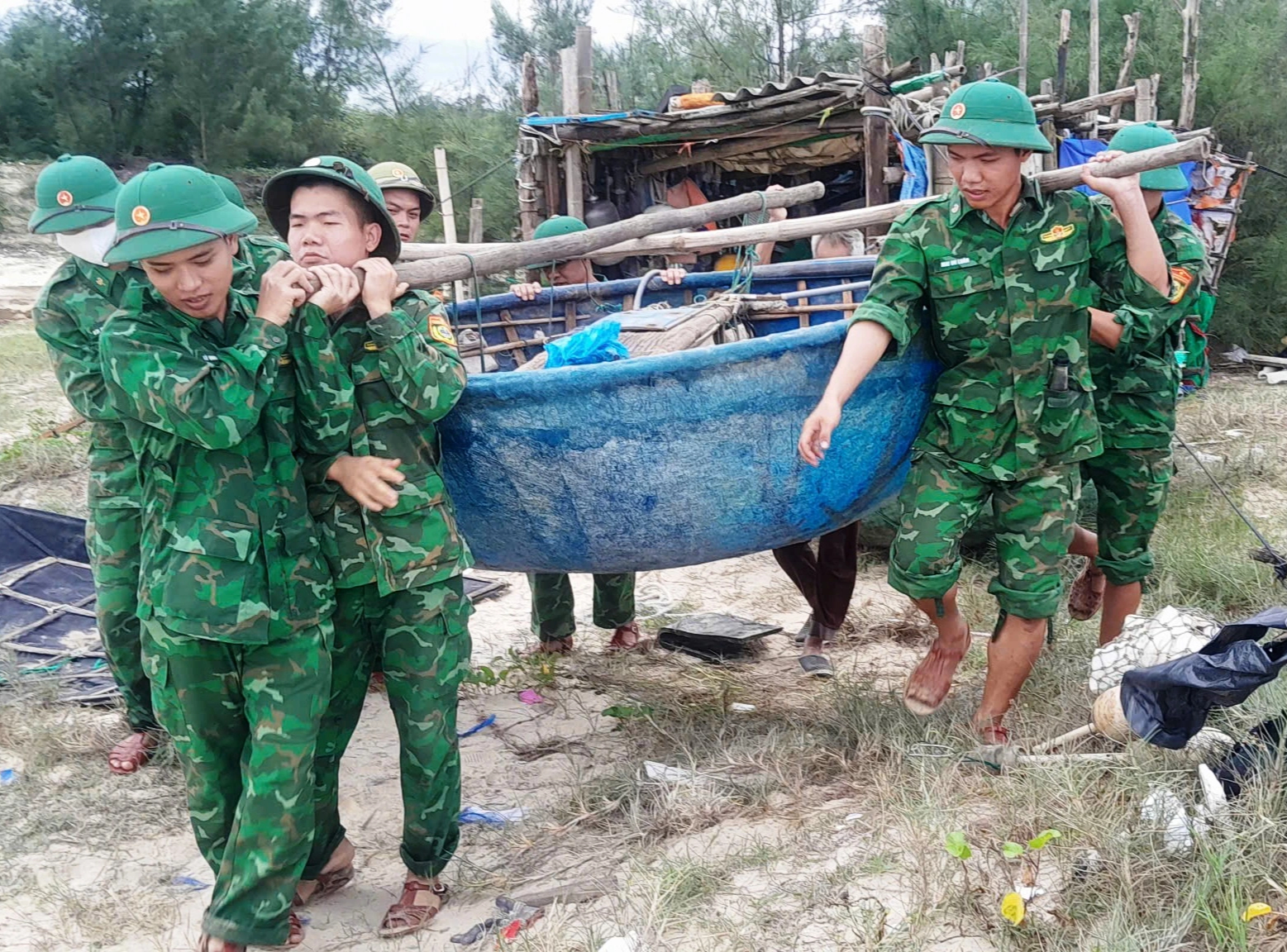Bộ đội biên phòng TP.Đà Nẵng tổng lực ứng phó bão Kalmaegi - Ảnh 7.