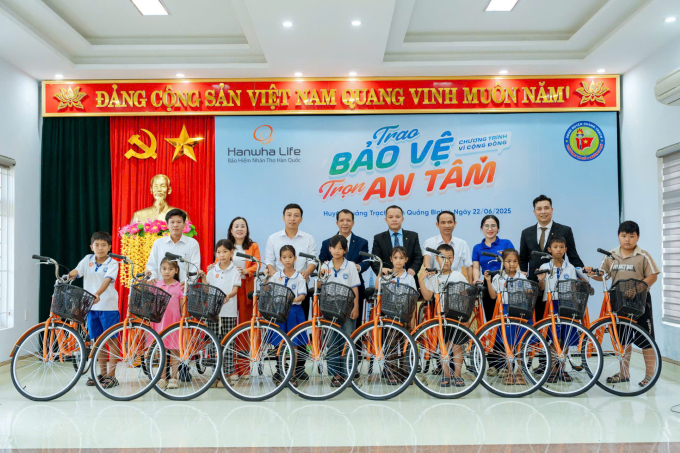 Đơn vị  trao tặng nhiều món quà thiết thực cho các hoàn cảnh khó khăn. Ảnh: Hanwha Life Việt Nam