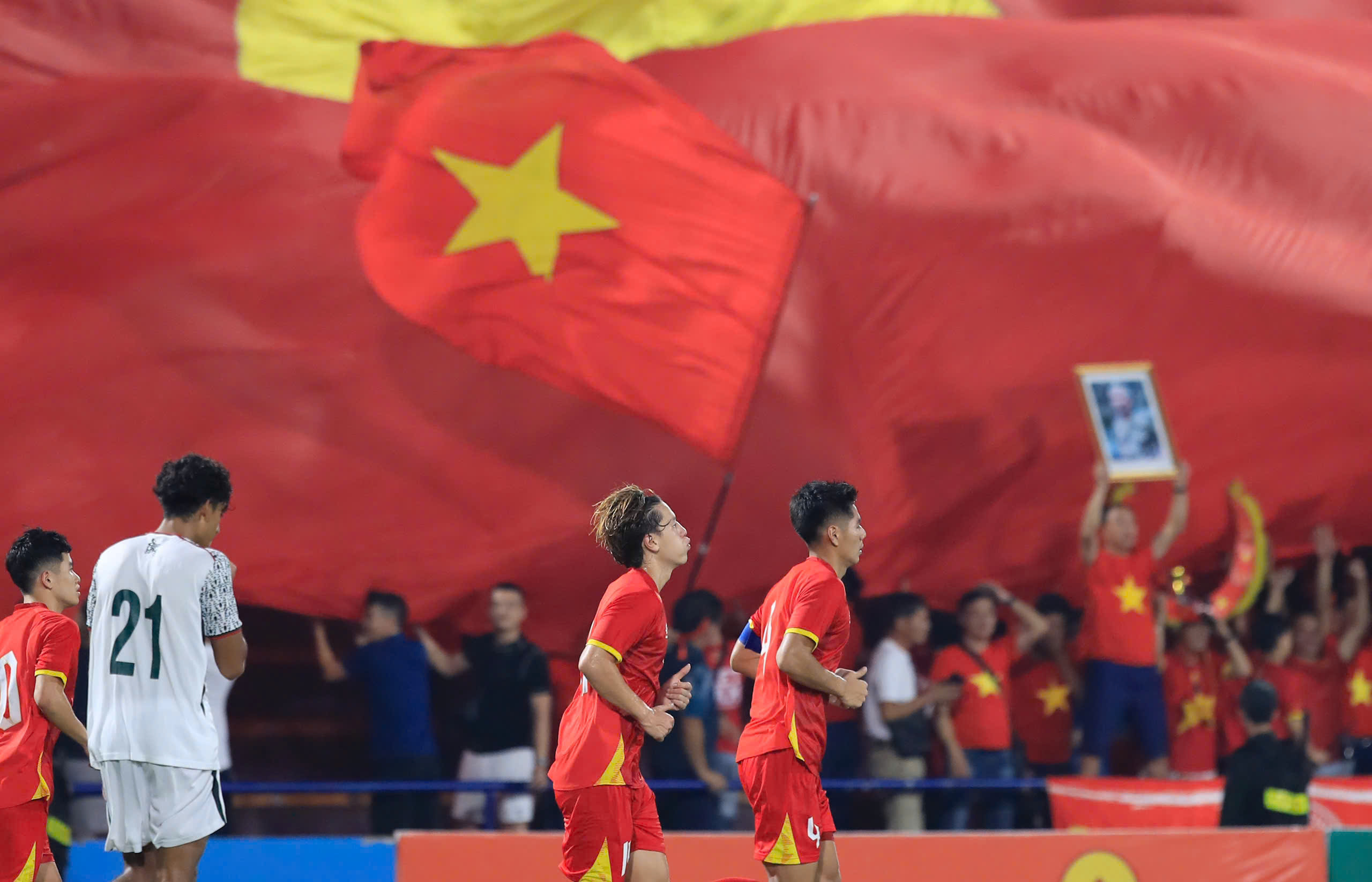 Danh sách U.23 Việt Nam mới nhất: Bùi Vĩ Hào trở lại, có cầu thủ cao 1,95 m- Ảnh 4.