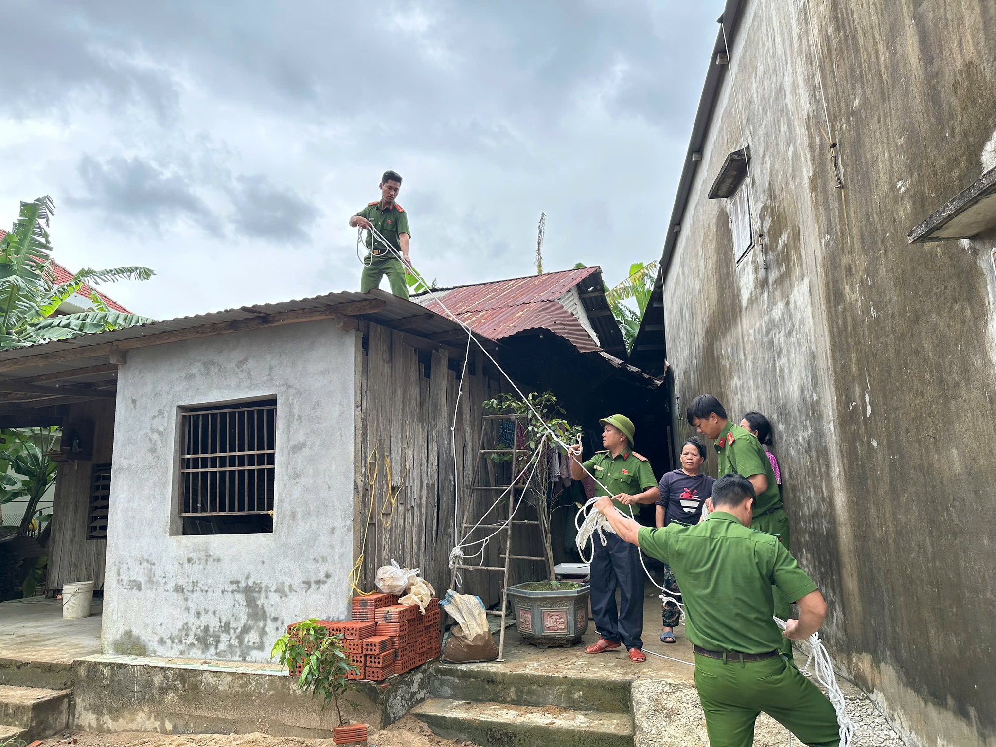 Đà Nẵng: Sơ tán dân, chốt chặn bán đảo Sơn Trà 'chạy đua' trước bão Kalmaegi - Ảnh 2.