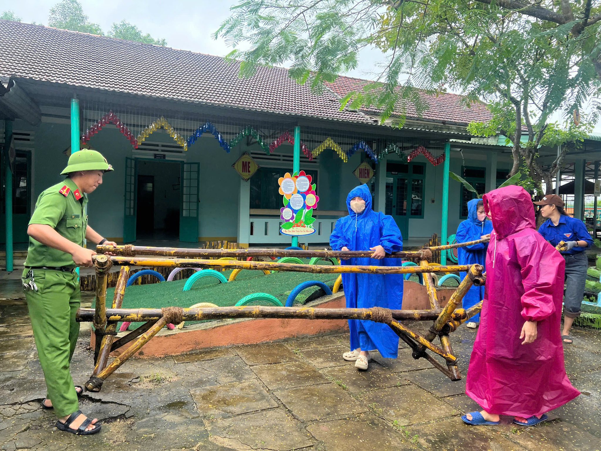 Đà Nẵng: Sơ tán dân, chốt chặn bán đảo Sơn Trà 'chạy đua' trước bão Kalmaegi - Ảnh 3.