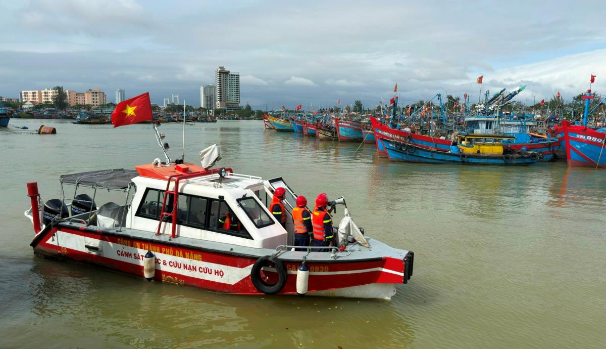 Đà Nẵng: Sơ tán dân, chốt chặn bán đảo Sơn Trà 'chạy đua' trước bão Kalmaegi - Ảnh 6.