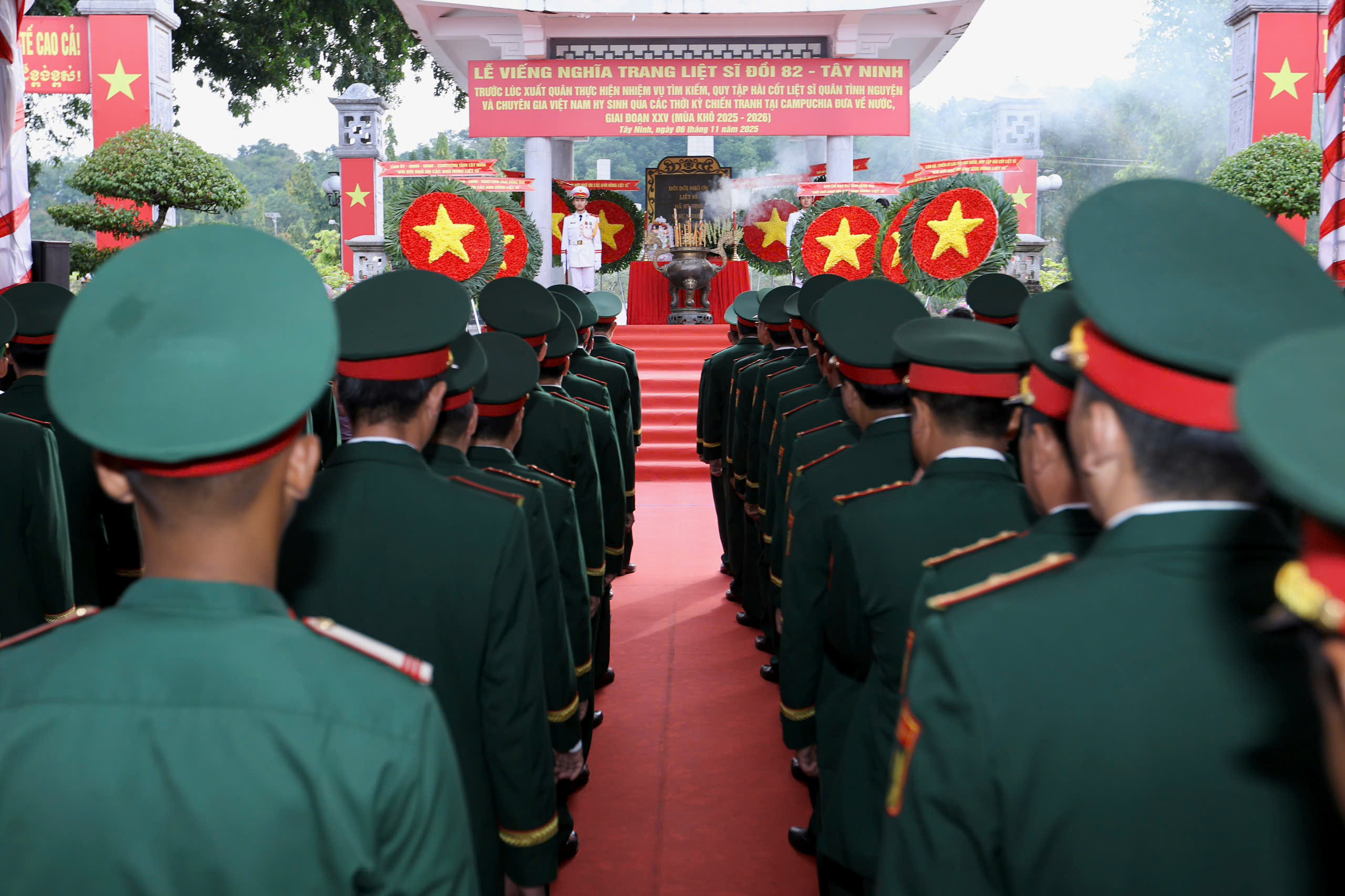 Quân khu 7 tổ chức lễ xuất quân làm nhiệm vụ tìm kiếm, quy tập hài cốt liệt sĩ tại Campuchia - Ảnh 19.