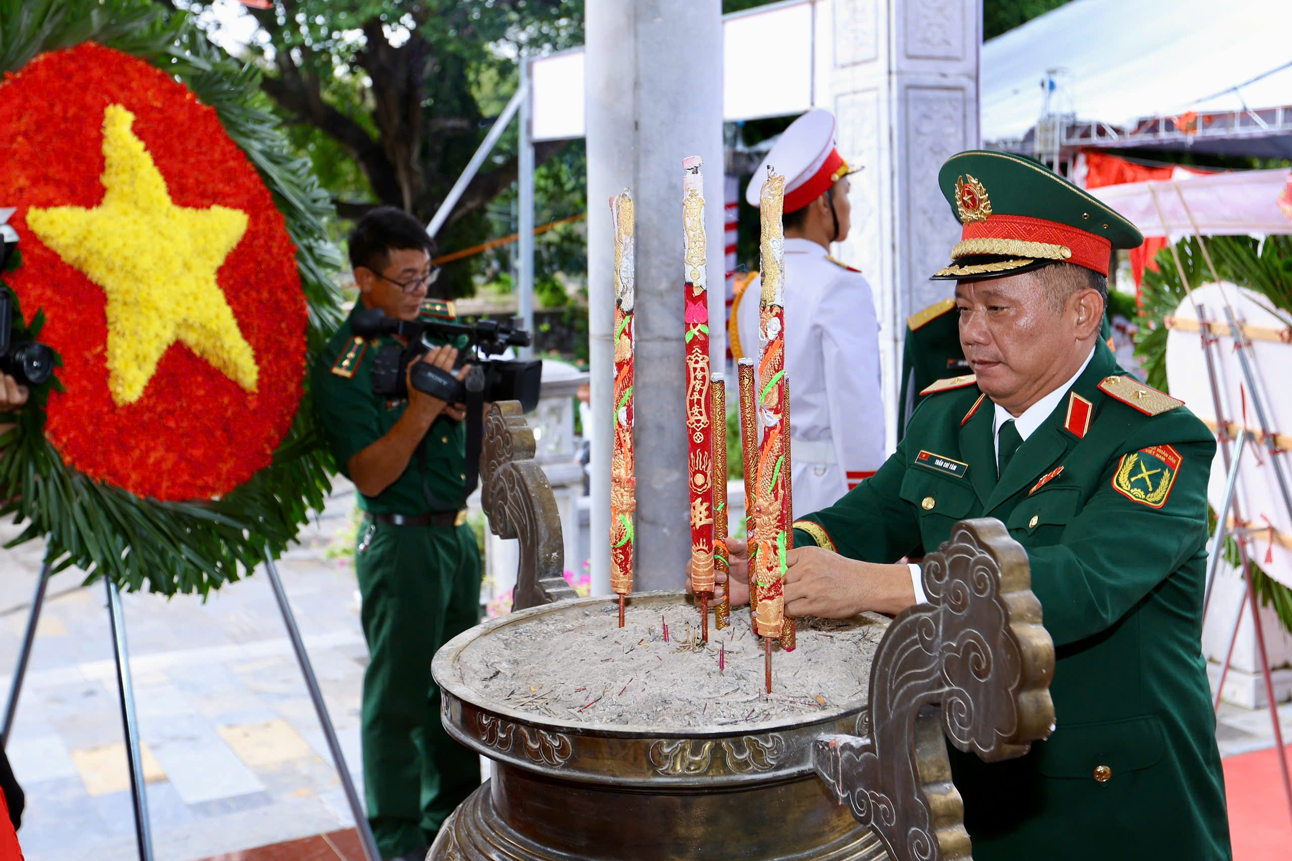 Quân khu 7 tổ chức lễ xuất quân làm nhiệm vụ tìm kiếm, quy tập hài cốt liệt sĩ tại Campuchia - Ảnh 22.