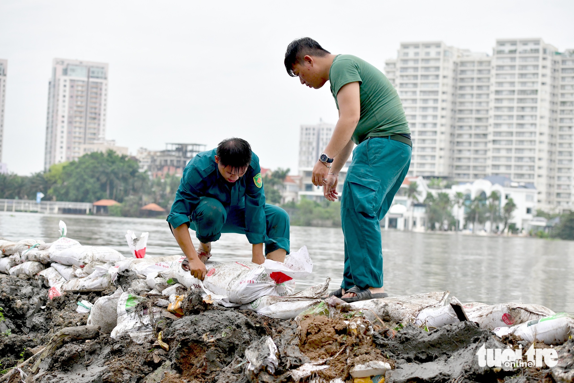 Triều cường vượt bờ chắn Thanh Đa, lút nửa xe ở Hiệp Phước- Ảnh 2.
