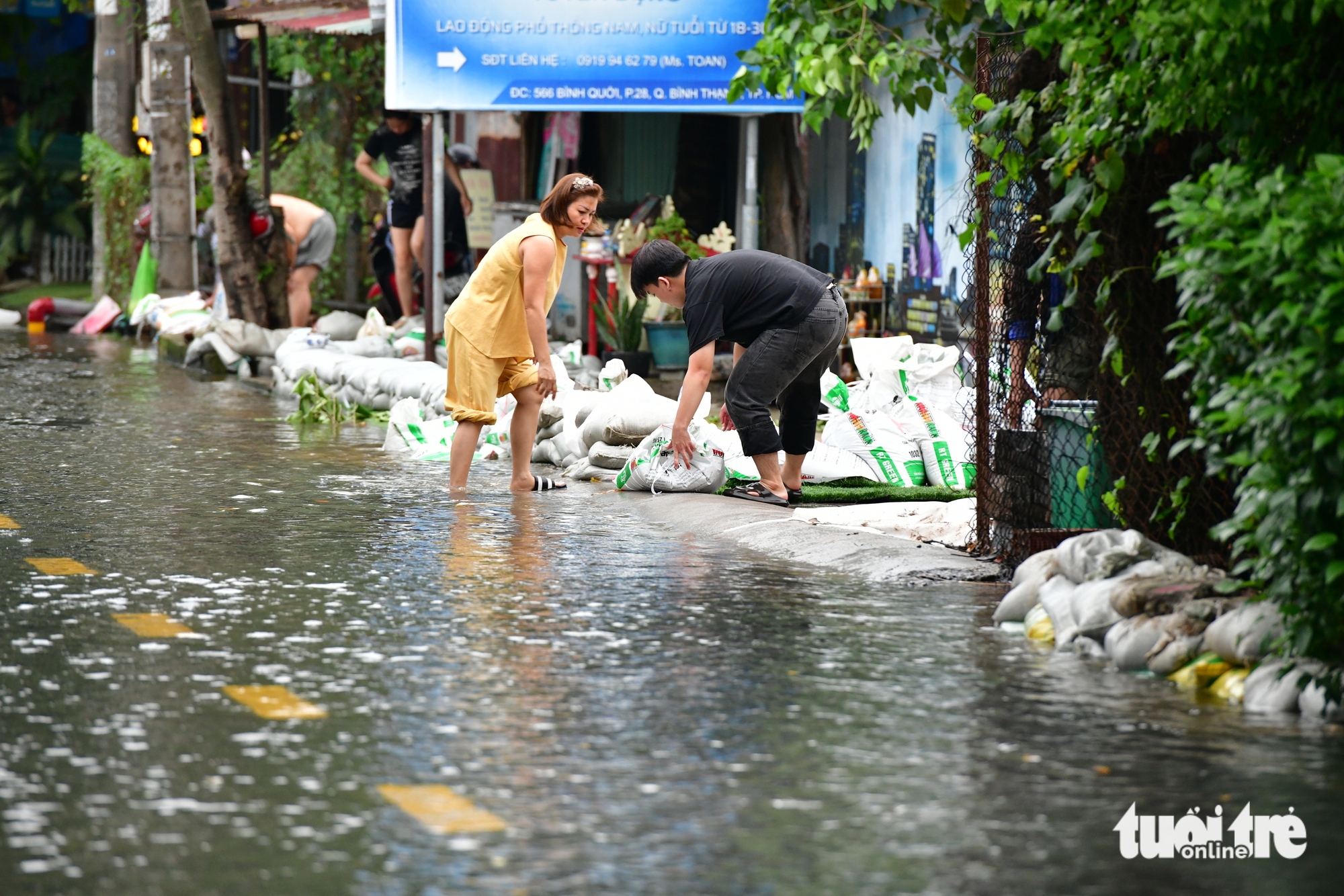 Triều cường vượt bờ chắn Thanh Đa, lút nửa xe ở Hiệp Phước - Ảnh 6.