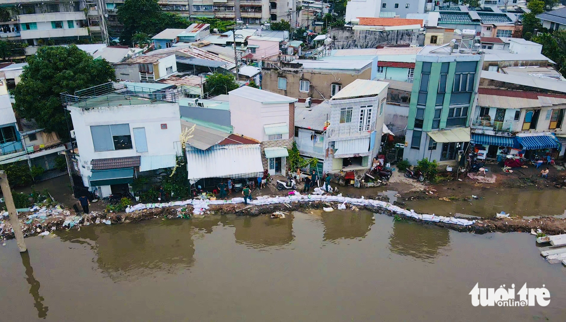 Triều cường vượt bờ chắn Thanh Đa, lút nửa xe ở Hiệp Phước- Ảnh 6.