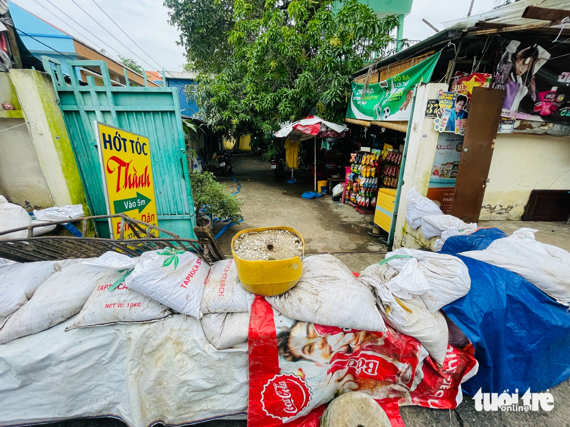 Triều cường vượt bờ chắn Thanh Đa, lút nửa xe ở Hiệp Phước- Ảnh 7.