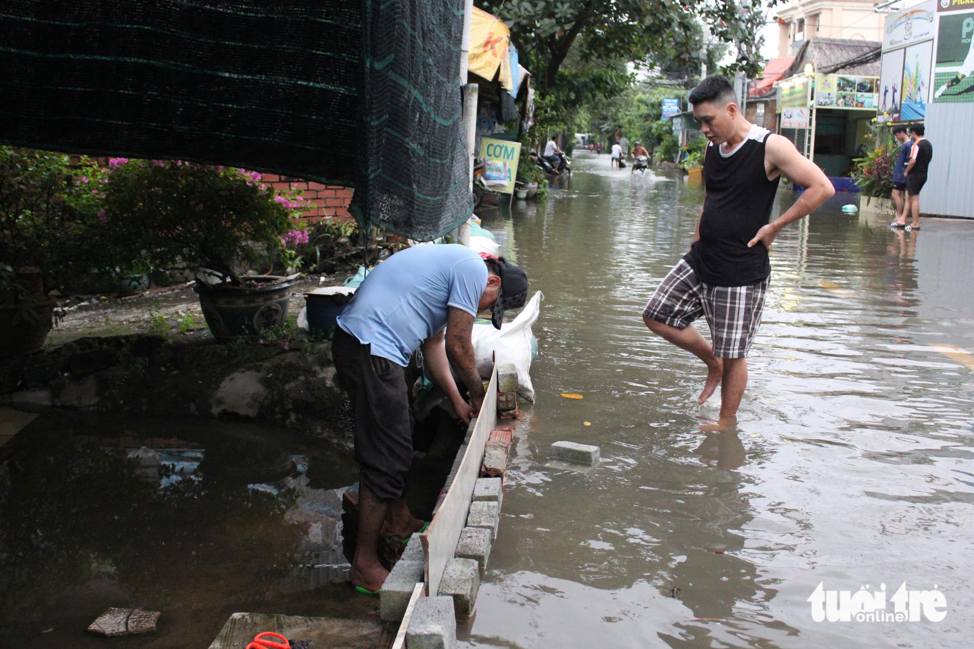Triều cường vượt bờ chắn Thanh Đa, lút nửa xe ở Hiệp Phước- Ảnh 8.