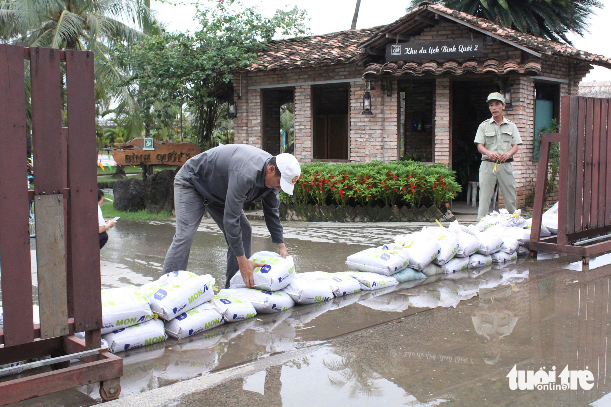 Triều cường vượt bờ chắn Thanh Đa, lút nửa xe ở Hiệp Phước- Ảnh 9.