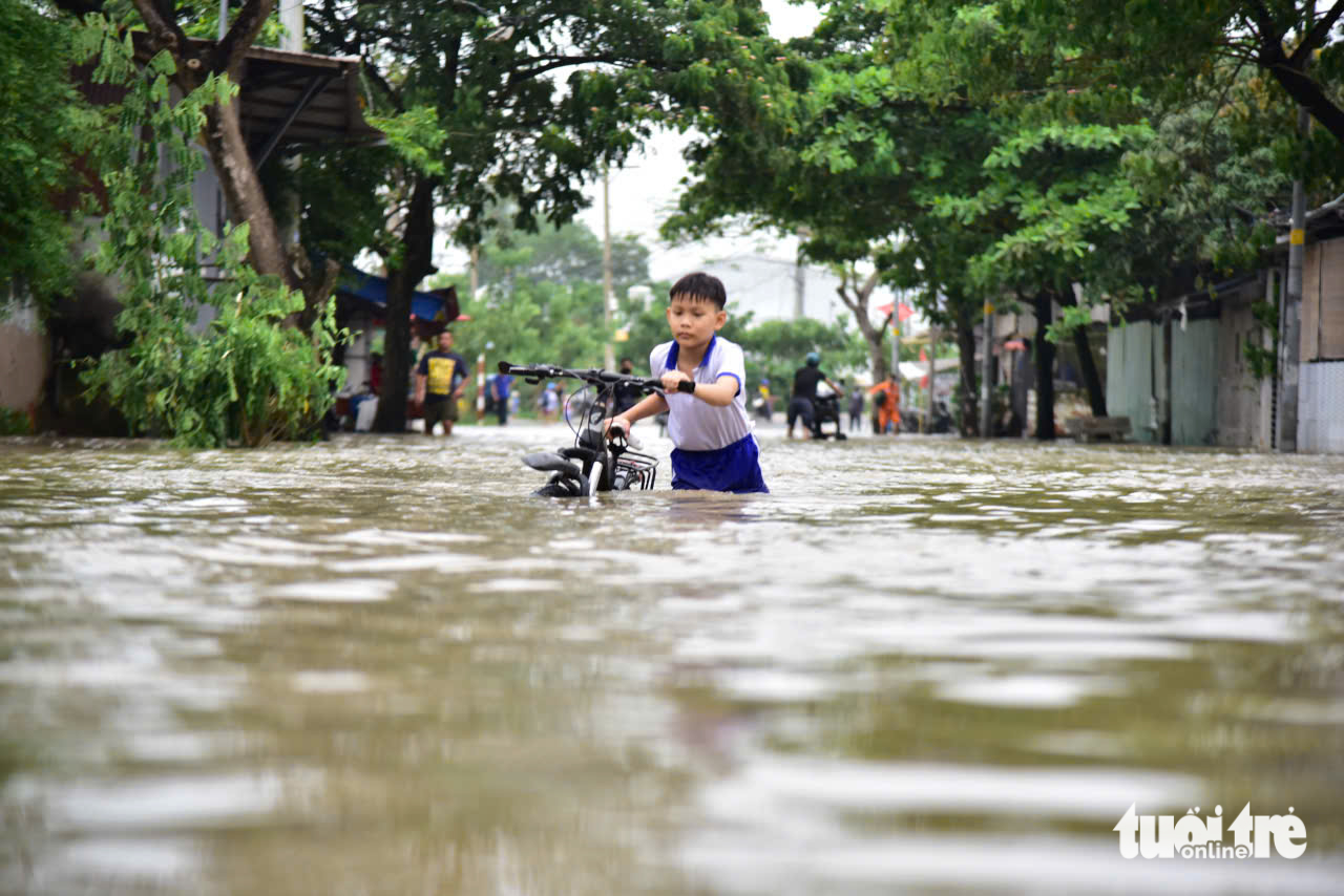 Triều cường vượt bờ chắn Thanh Đa, lút nửa xe ở Hiệp Phước- Ảnh 10.