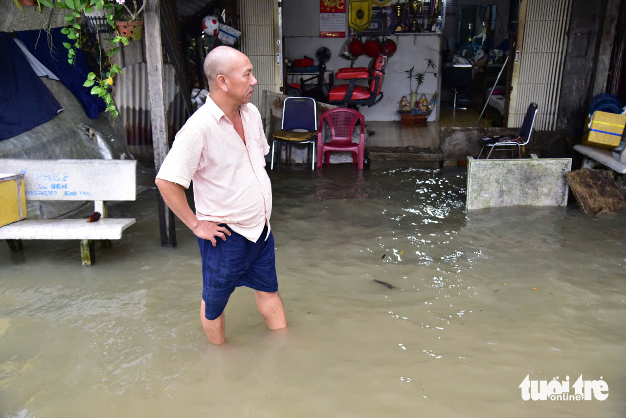 Triều cường vượt bờ chắn Thanh Đa, lút nửa xe ở Hiệp Phước- Ảnh 11.