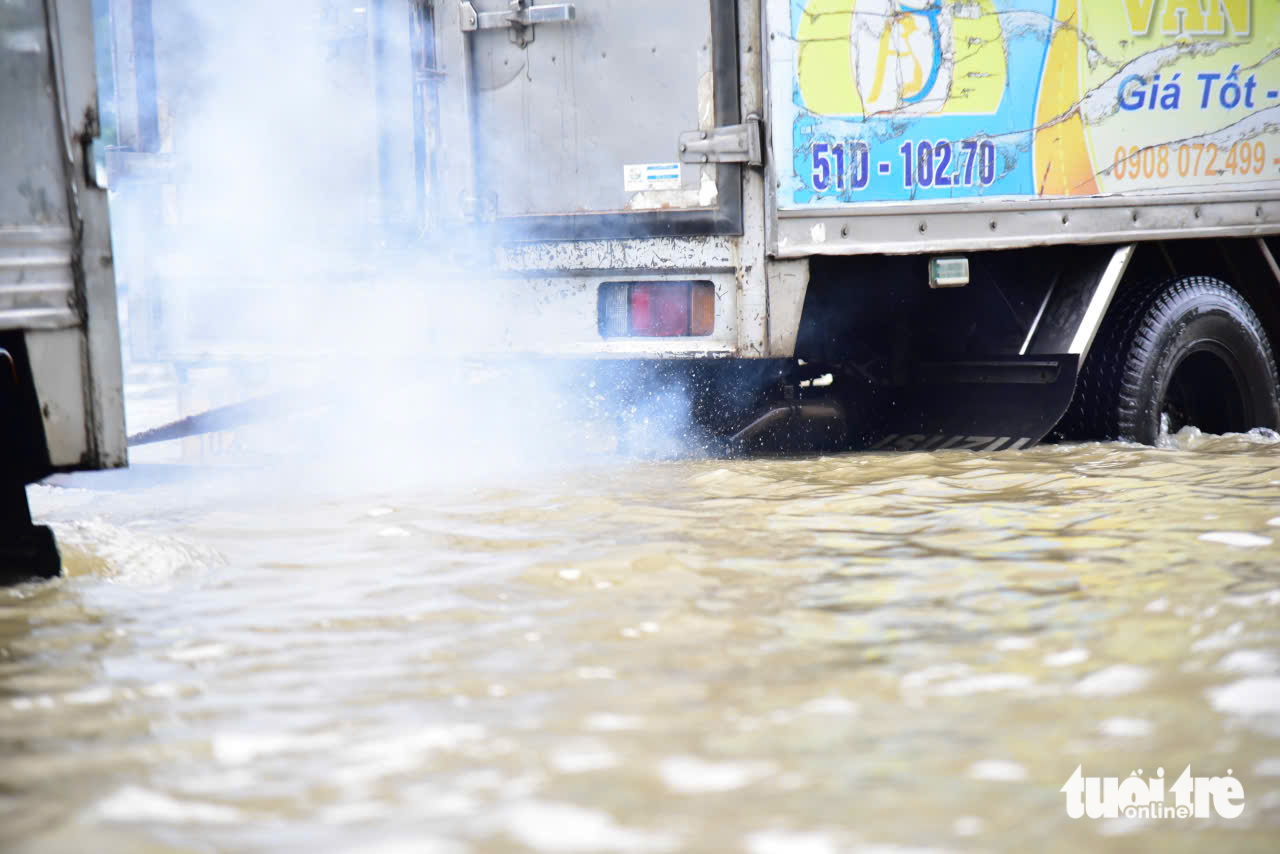 Triều cường vượt bờ chắn Thanh Đa, lút nửa xe ở Hiệp Phước- Ảnh 13.