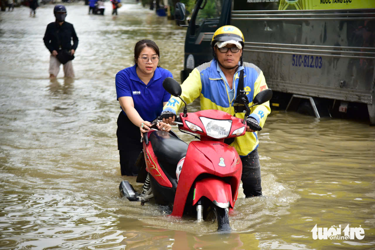 Triều cường vượt bờ chắn Thanh Đa, lút nửa xe ở Hiệp Phước- Ảnh 12.