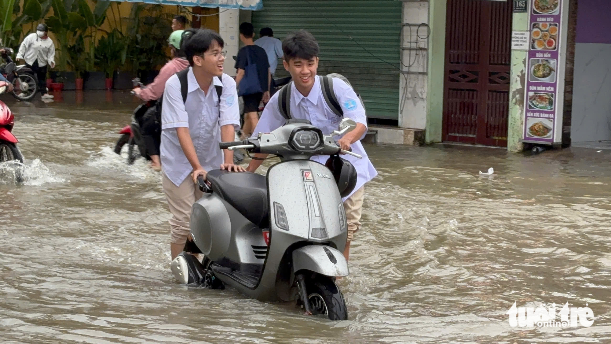 Triều cường vượt bờ chắn Thanh Đa, lút nửa xe ở Hiệp Phước- Ảnh 14.