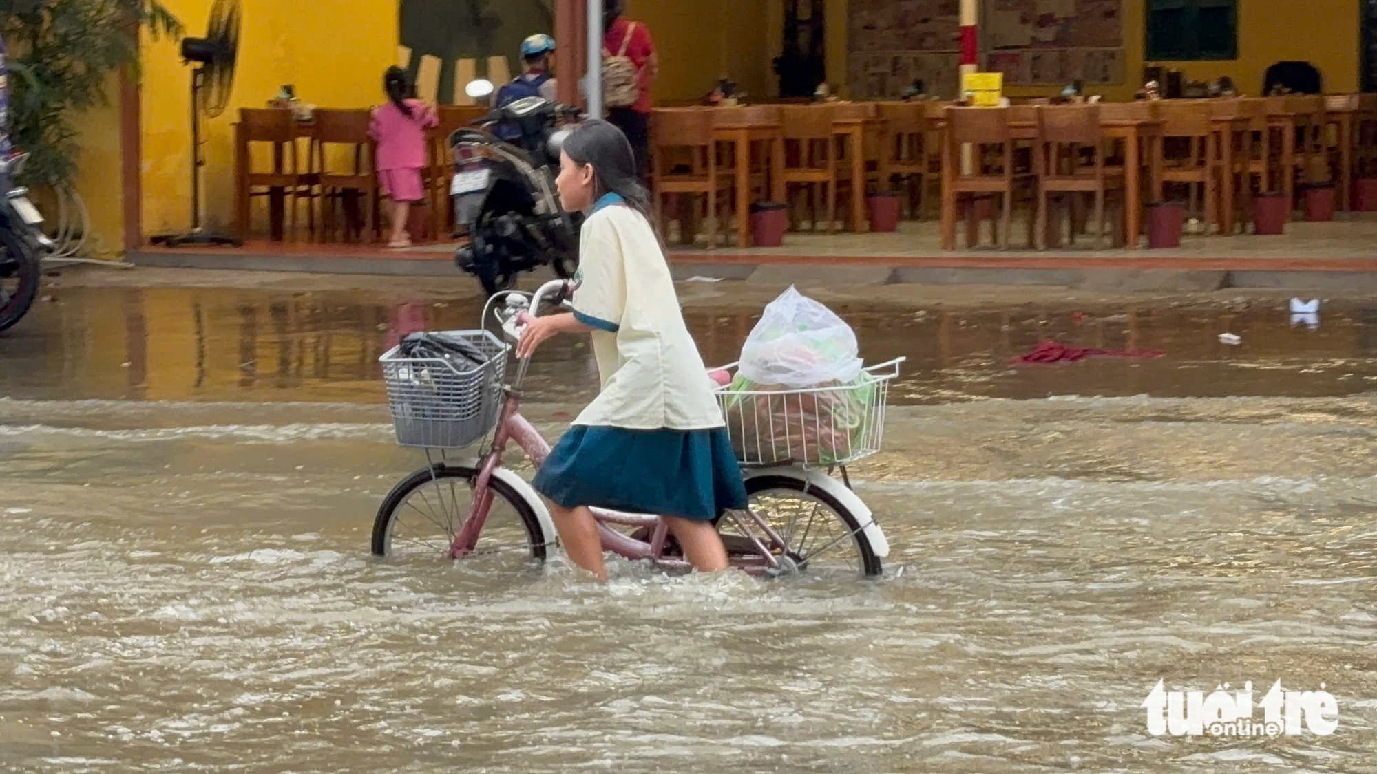 Triều cường vượt bờ chắn Thanh Đa, lút nửa xe ở Hiệp Phước- Ảnh 15.