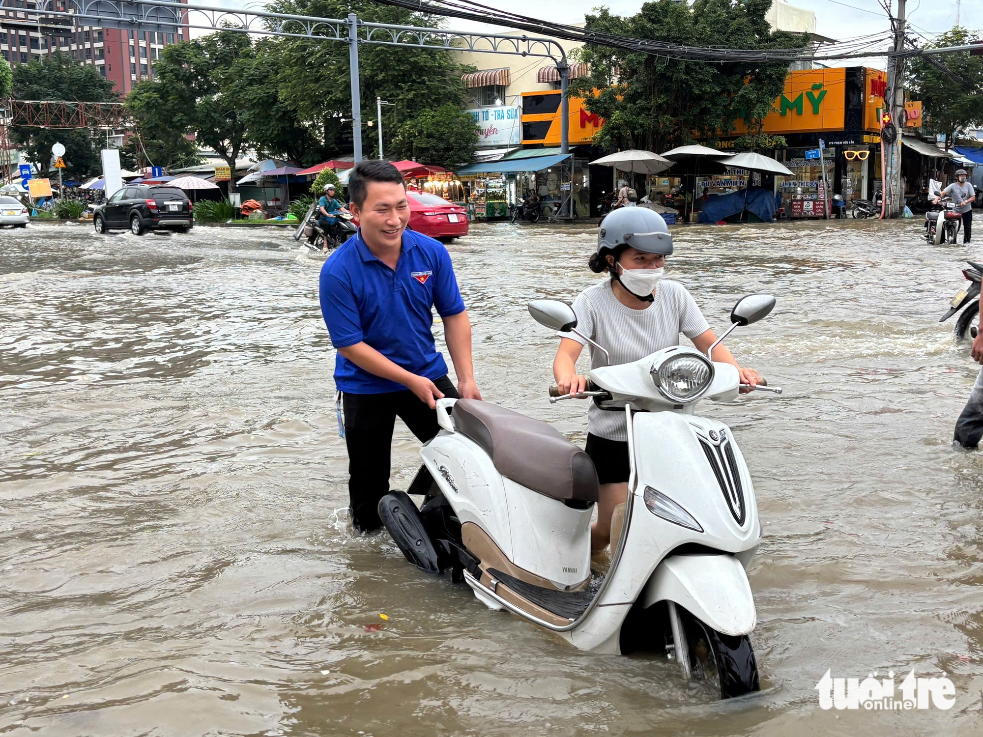 Triều cường vượt bờ chắn Thanh Đa, lút nửa xe ở Hiệp Phước - Ảnh 17.