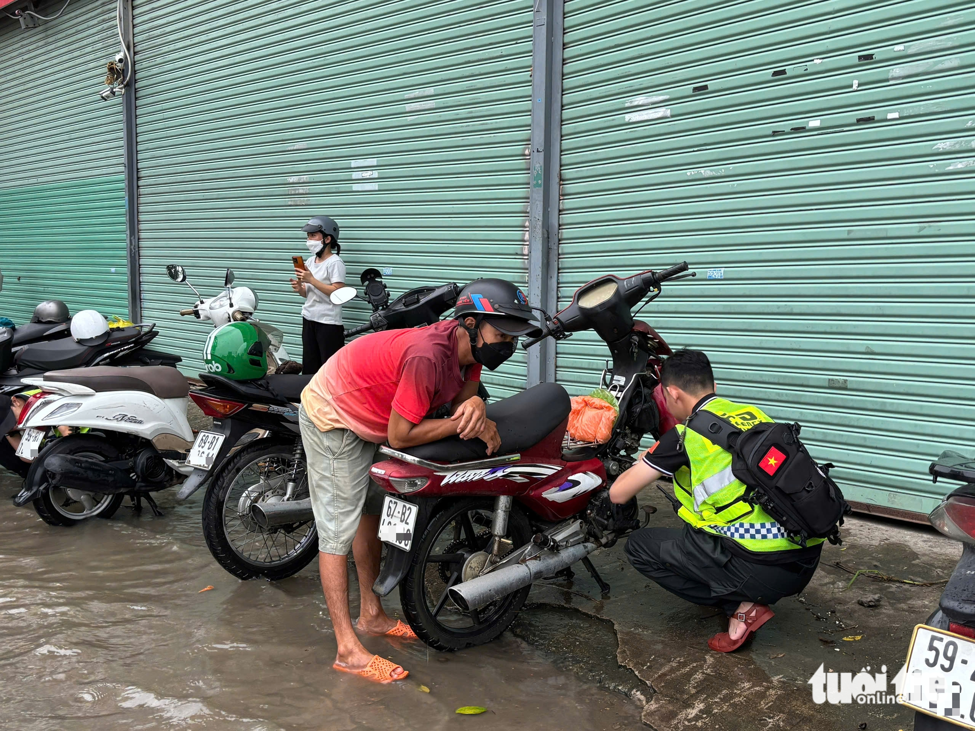 Triều cường vượt bờ chắn Thanh Đa, lút nửa xe ở Hiệp Phước- Ảnh 17.