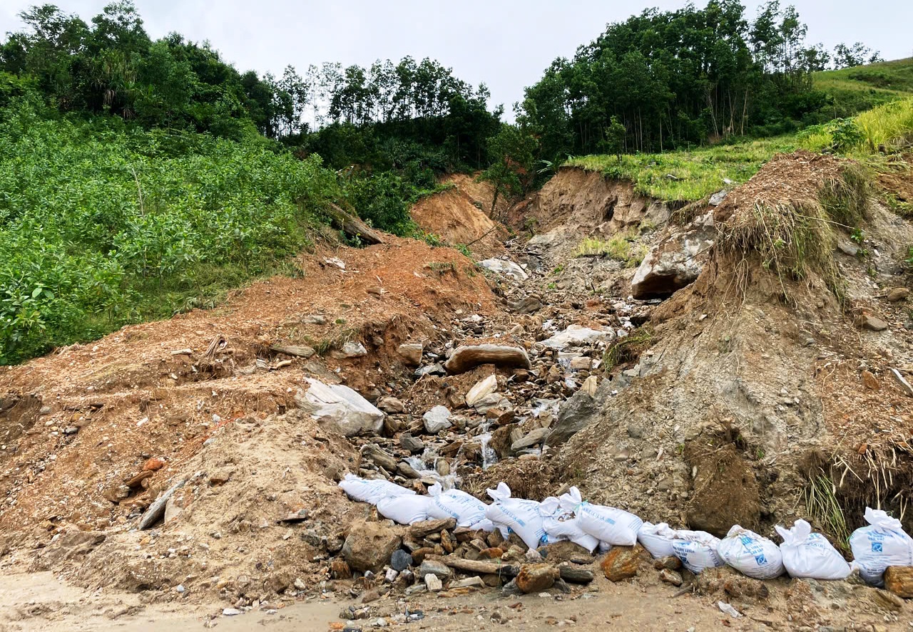 Cận cảnh đường huyết mạch sạt lở khiến 7.000 người dân bị cô lập nhiều ngày liền - Ảnh 9.
