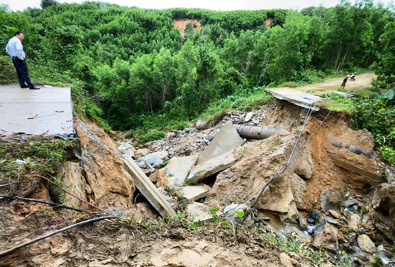 Cận cảnh đường huyết mạch sạt lở khiến 7.000 người dân bị cô lập nhiều ngày liền - Ảnh 11.