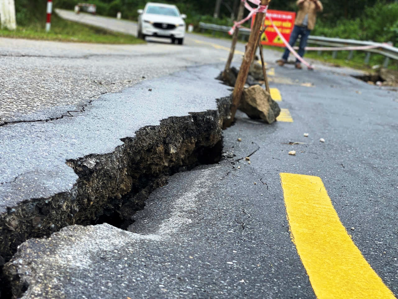 Cận cảnh đường huyết mạch sạt lở khiến 7.000 người dân bị cô lập nhiều ngày liền - Ảnh 12.