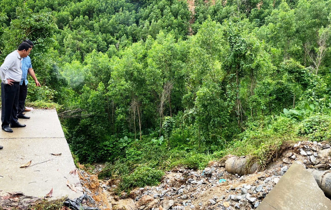 Cận cảnh đường huyết mạch sạt lở khiến 7.000 người dân bị cô lập nhiều ngày liền - Ảnh 14.