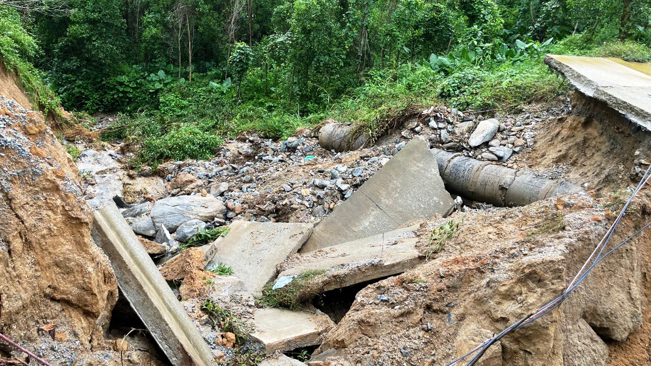 Cận cảnh đường huyết mạch sạt lở khiến 7.000 người dân bị cô lập nhiều ngày liền - Ảnh 15.