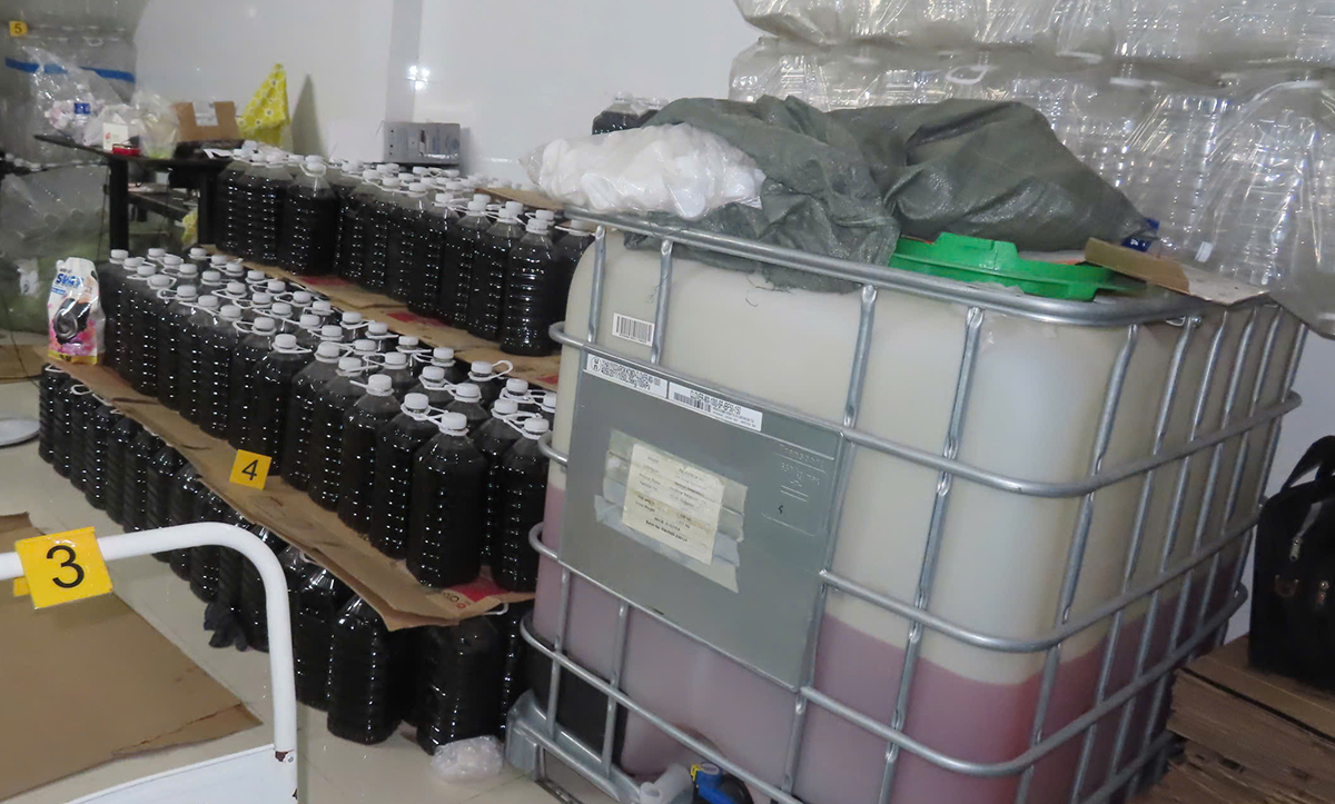 Pha hóa chất làm nước mắm giả, tương ớt, nước chấm không nhãn mác, phạt sao 'cho chừa'? - Ảnh 2.