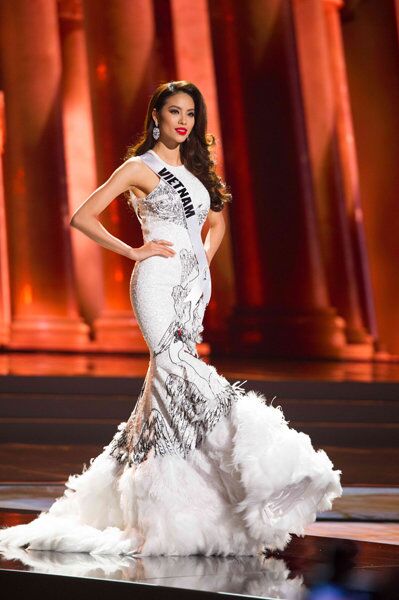 Nhiều người gợi nhắc đến hình ảnh của Hoa hậu Phạm Hương tại Miss Universe 2015.