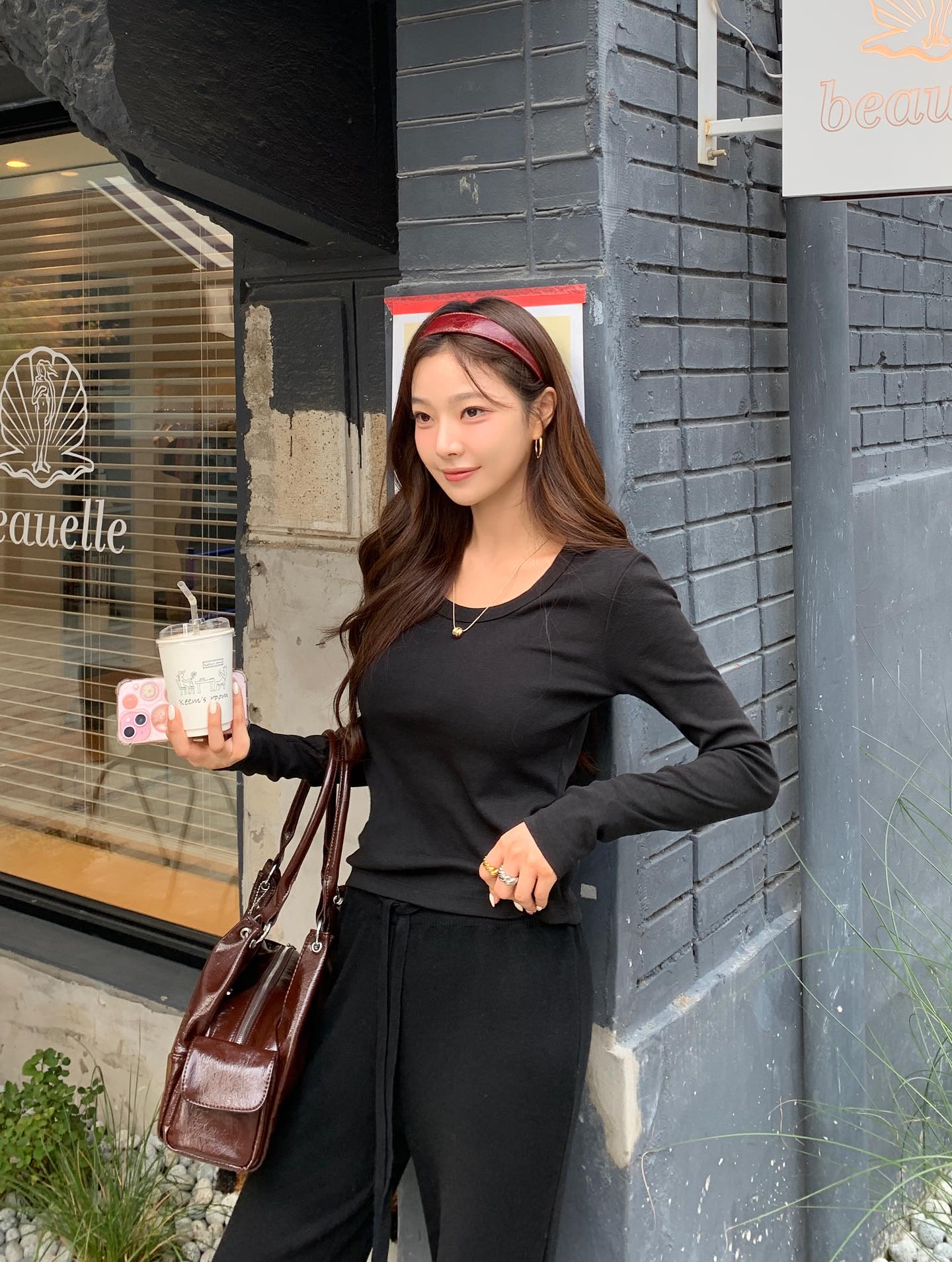 Mùa đông diện đồ màu đen rất hợp nhưng phải mix theo 4 cách này mới chuẩn đẹp, không sợ già- Ảnh 7.