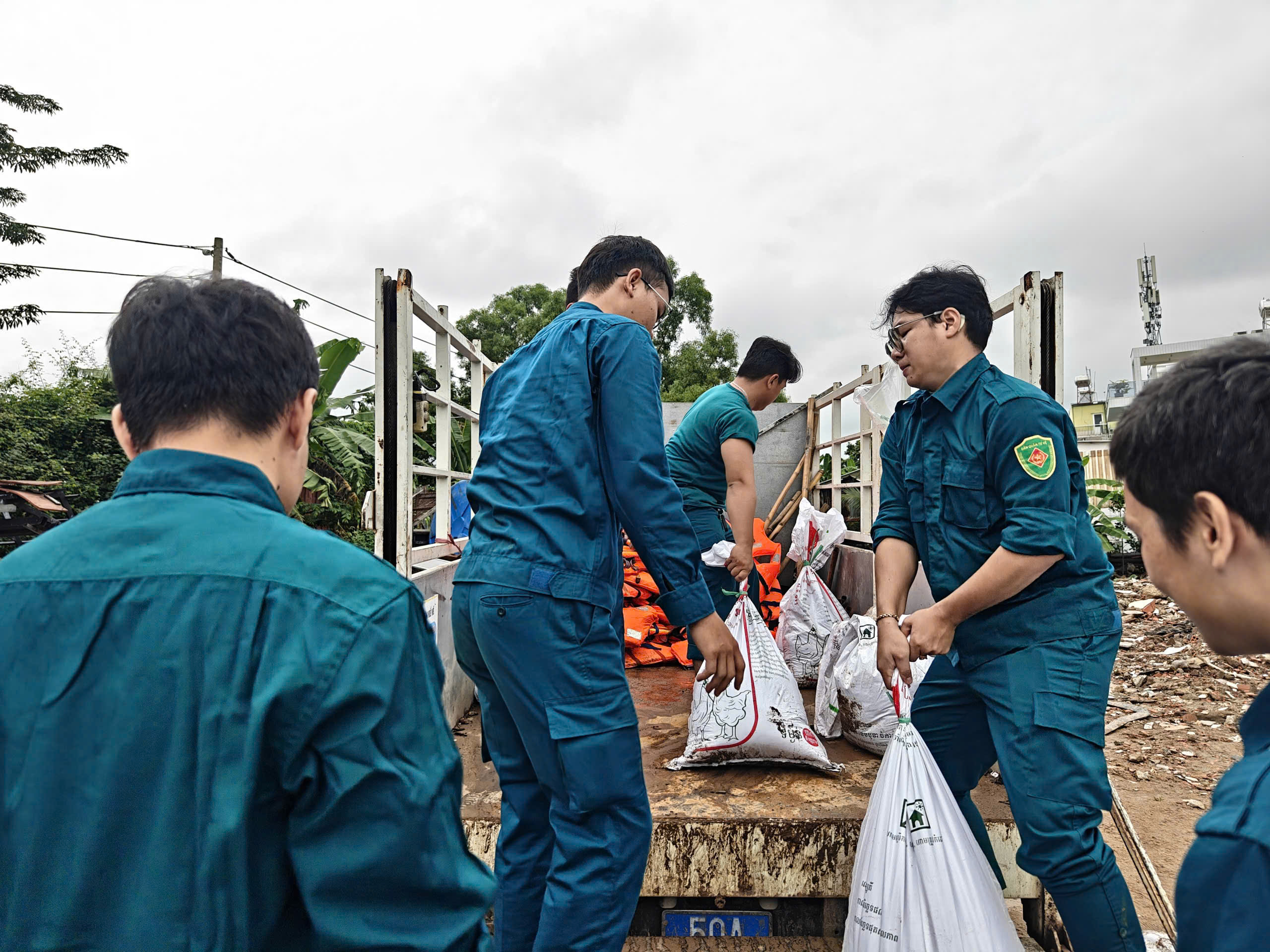 Giúp dân khi triều cường lập đỉnh tại TP.HCM - Ảnh 3.