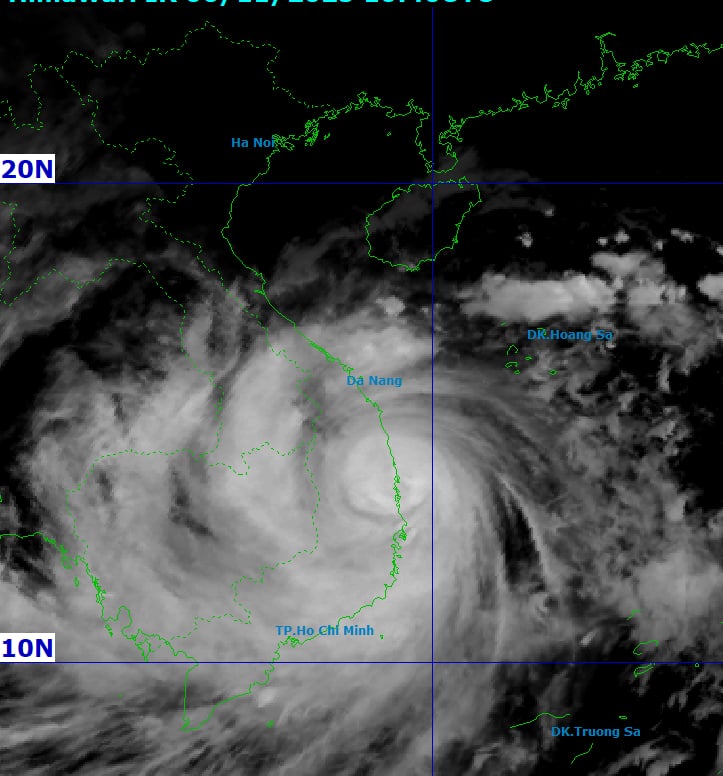 Bão Kalmaegi suy yếu xuống cấp 12, hàng trăm cuộc gọi cầu cứu - Ảnh 3.