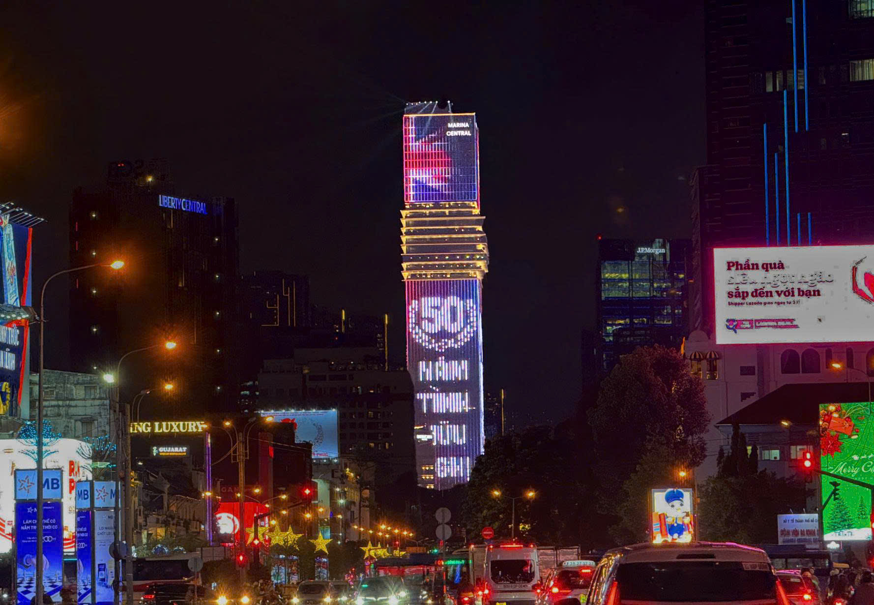 Tỏa sáng rực rỡ quốc kỳ trong tuần lễ hữu nghị Việt - Anh tại tòa tháp Saigon Marina IFC 2 quốc kỳ - Ảnh 2.