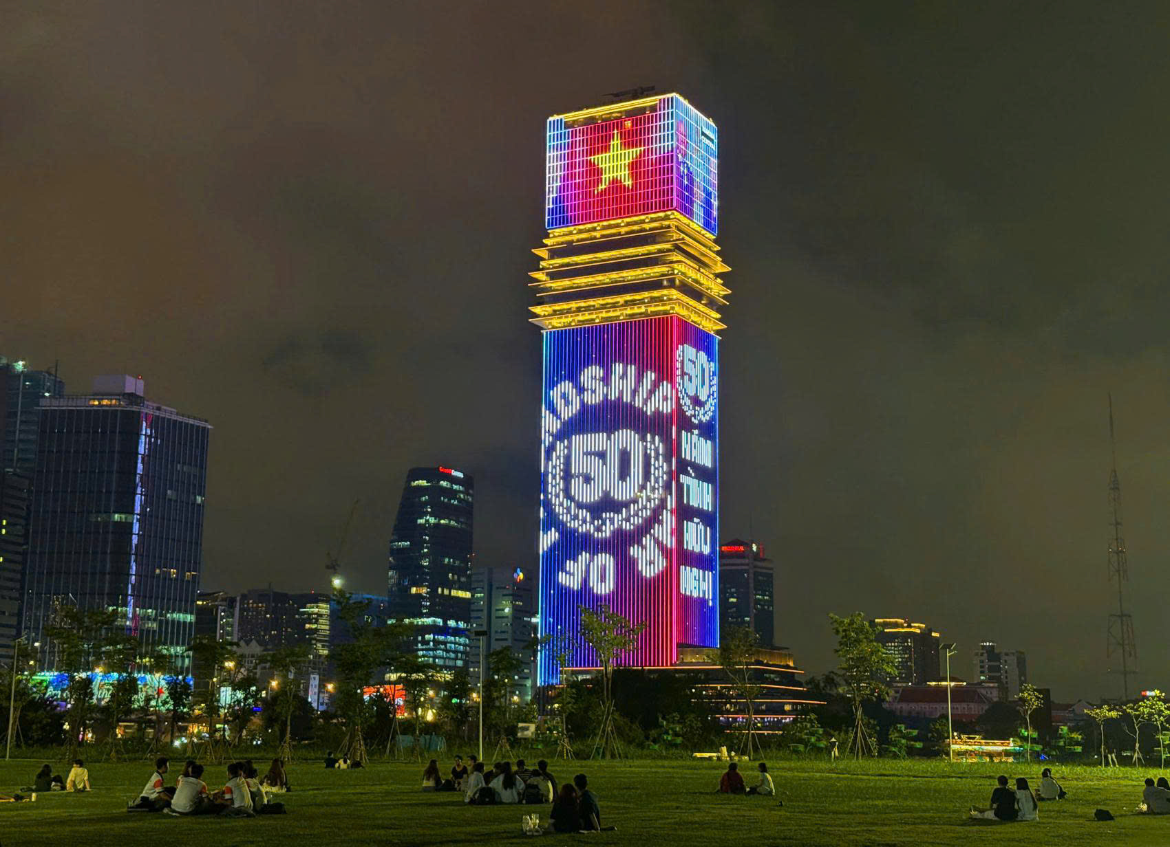 Tỏa sáng rực rỡ quốc kỳ trong tuần lễ hữu nghị Việt - Anh tại tòa tháp Saigon Marina IFC 3 Tỏa sáng rực rỡ quốc kỳ trong tuần lễ hữu nghị Việt - Anh tại tòa tháp Saigon Marina IFC - Ảnh 4.