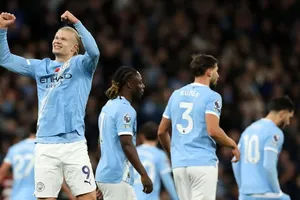 Man City áp sát Arsenal nhờ Haaland thăng hoa