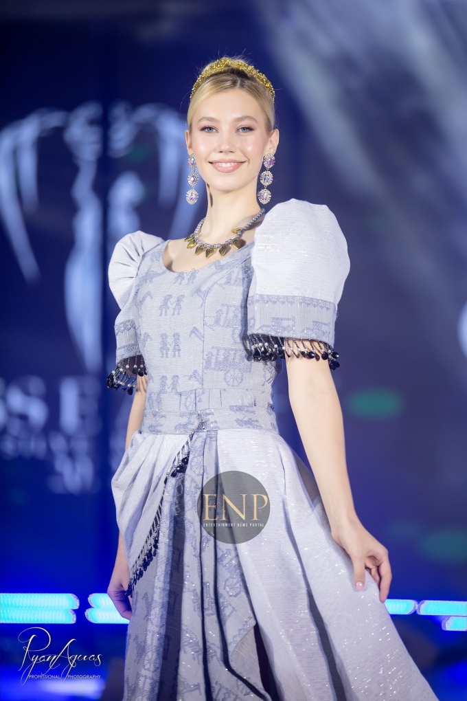 Nhan sắc của tân Hoa hậu Trái đất 5 Tân hoa hậu 21 tuổi, cao 1,78 m, số đo ba vòng 79-62-94. Cô hiện là người mẫu và sinh viên tại Đại học Charles ở Prague, chuyên ngành truyền thông tiếp thị và quan hệ công chúng. Người đẹp đang sống cùng mẹ tại một trang trại ở ngoại ô Prague.